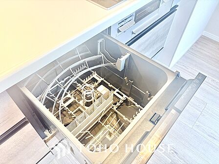 キッチンは家族の絆を育む大切な空間。シンプルで使い易いシステムキッチンで愉しく作る料理は愛情のある美味しいご馳走に。家族で使えるダイニングキッチンです。