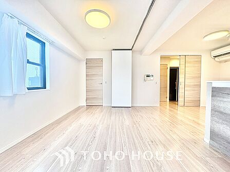 ◆サンサンと◆差し込む太陽の光がこのリビングに笑いをもたらす。ソファの上のクッションがポカポカした暖気にぬくぬくと微睡んでいる。