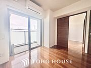 ◆今宵の食卓◆ダウンライトに反射するグラスを眺めながらワインを注ぐ。トクトクと心地いい音をさせながら、フランスの古城を思わせる薫りがたちこめ、とても幸せな時を過ごせる。