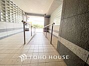 ◆木漏れ日◆の様な採光が優しく足元を照らし、心地いい暮らしの道しるべを写し出す。この空間で過ごす家族との語らいの時間がとても素敵で幸せを感じるかもしれない。【Holiday of a home】