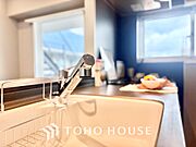 【KITCHEN】◆開放的◆後片付けが楽なシステムキッチン。収納スペースの充実！