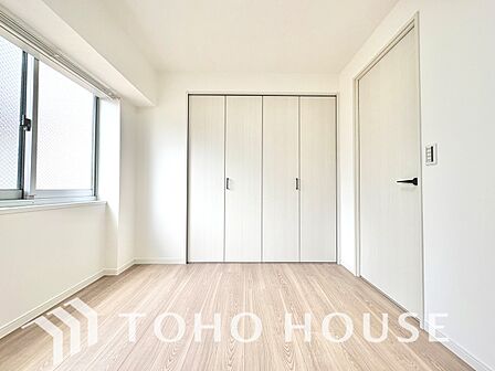 【居室】ゆったりとした広さで、ベッドを置いても余裕のある空間です。