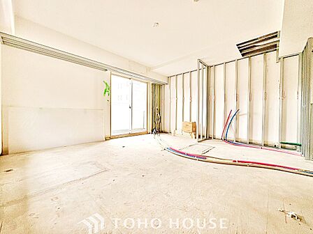 【リビング】淹れたてのコーヒーと、穏やかな午後。日常を少しだけ愛せるようになる空間です。