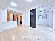 居心地のいい暮らしには欠かせない眩い採光。ゆったりとした幅の窓からこの空間に降り注ぐ採光が絶えない。