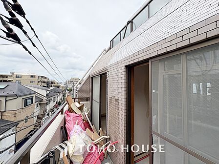 【Kitchen】美しく使いやすいキッチンは油汚れが簡単に拭き取れる素材で加工されており、浄水器シャワーから流す水の音を軽減する静かなシンクを採用。見えないところにさり気ない配慮が嬉しい