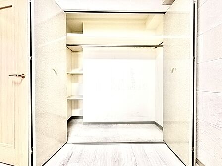 ここはみんなが集い、食事と楽しい会話が始まる場所。話に夢中になりすぎて、ついつい時を忘れ、夜半過ぎになってしまう。そんな束の間の幸せを感じさせてくれます。