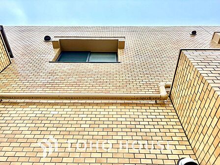 【APPEARANCE】◆眩い◆光が燦々と入り、家族の笑顔を照らす。「いつまでも続いて」と願う夢のような毎日がここにある。