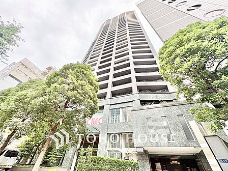 地上32階建の存在感あるタワーレジデンス。都心「新宿」を生活圏に、利便性と上質な暮らしを叶えるランドマークです。