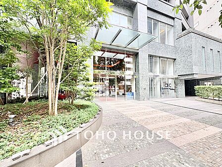豊かな植栽が住まう方を優しく迎えるエントランスアプローチ。都心にありながら落ち着きと品格を感じられる空間です。