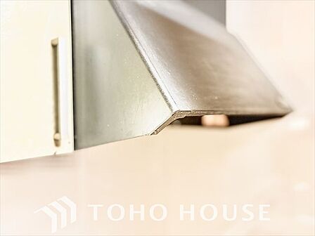 キッチンは家族の絆を育む大切な空間。シンプルで使い易いシステムキッチンで愉しく作る料理は愛情のある美味しいご馳走に。家族で使えるダイニングキッチンです。