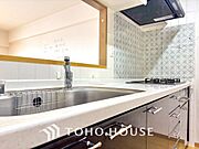 キッチンは家族の絆を育む大切な空間。シンプルで使い易いシステムキッチンで愉しく作る料理は愛情のある美味しいご馳走に。家族で使えるダイニングキッチンです。