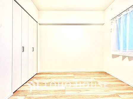 【居室】ゆったりとした広さで、ベッドを置いても余裕のある空間です。