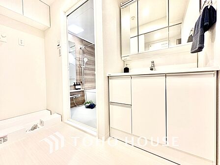 【洗面化粧台】朝の身支度もスムーズにこなせそうなスペースです。