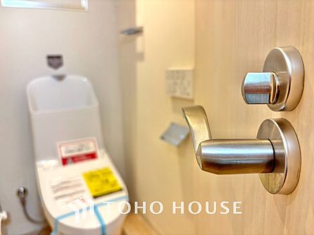 清潔感あるホワイト調のクロスと温もり溢れるモダンカラーの床材が見事に調和した本邸宅は、毎日の生活を少しでも快適に過ごして頂ける様に落ち着いた雰囲気作りから行っています。