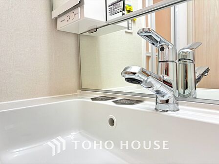 気持ちの良い朝をつくりだし、夕方には笑顔を取り戻させてくれるミラー。パウダールームはいつでも本来の自分を取り戻せる空間。明るく仕上げてあります。