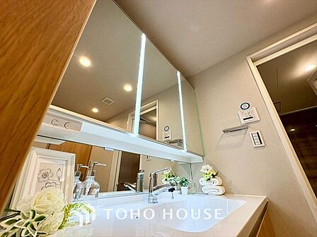 【WASHROOM】◆快適◆煌びやかな暮らしの中にも忘れたくない快適さ。大きな収納が助けてくれます。