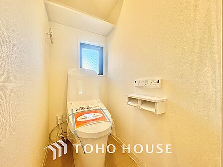 【RESTROOM】ホワイト調のクロスと温もり溢れるモダンカラーの床材が見事に調和した本邸宅は、毎日の生活を少しでも快適に過ごして頂ける様に落ち着いた雰囲気作りから行っています。