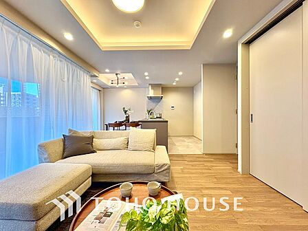 【LIVING】◆眩い◆光が燦々と入り、家族の笑顔を照らす。「いつまでも続いて」と願う夢のような毎日がここにある。