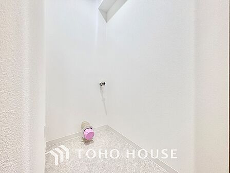 *改装中*【RESTROOM】ホワイト調のクロスと温もり溢れるモダンカラーの床材が見事に調和した本邸宅は、毎日の生活を少しでも快適に過ごして頂ける様に落ち着いた雰囲気作りから行っています。
