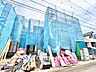外観：完成へ向けて着々と工事が進行中。現地では建物のボリュームや街並みをご確認いただけます。