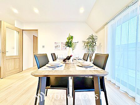 【リビング】冷涼な風、そよぐリビング。だんらんの場所はここから始まり、ここで終わる。家族の笑顔が集う素敵な場所だから、こだわり抜いた思いが詰まっているのだと思う。