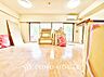 室内：【リビング】淹れたてのコーヒーと、穏やかな午後。日常を少しだけ愛せるようになる空間です。