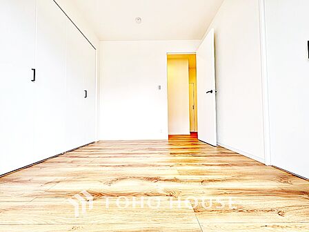 【洋室】冷涼な風、そよぐリビング。だんらんの場所はここから始まり、ここで終わる。家族の笑顔が集う素敵な場所だから、こだわり抜いた思いが詰まっているのだと思う。