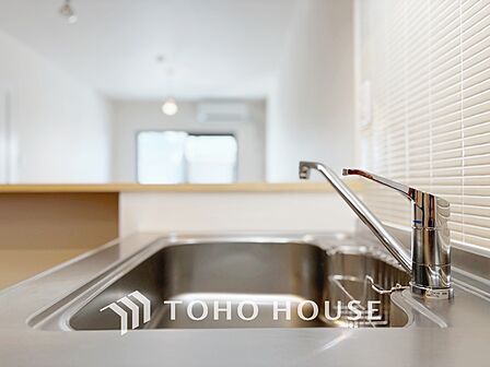 【KITCHEN】◆開放的◆後片付けが楽なシステムキッチン。収納スペースの充実!