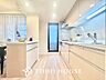キッチン：【KITCHEN】◆家族のおはよう◆の声を笑顔で迎えてあげられるシステムキッチン。朝ごはんが楽しみでちょっと早起きしたくなるんです。