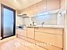 キッチン：【KITCHEN】愛おしい家族との団欒の時間をより一層幸せなものに感じさせる煌びやかなLDK。輝かしい毎日が待っています。