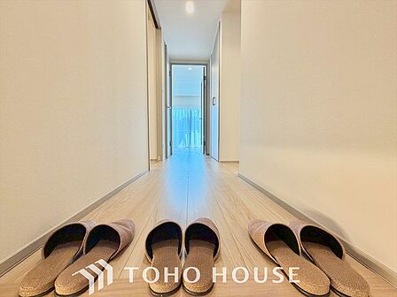 誰もが住みたい街。その風貌は、暮らしの誇りと輝きを物語る。都会の喧騒を脱いでいく。こころのタイムトンネル。洗練と緑の共演が、憩いの空間。
