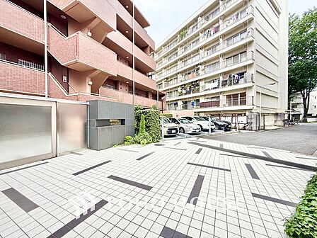 ◆リビング◆たくさんの窓から注ぐ太陽の光。時間の経過とともに光と影のコントラストがこの空間のムードを変え、部屋に変化と温もりをもたらしてくれる。