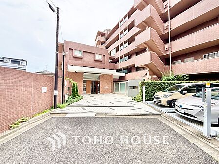 ◆木漏れ日◆の様な採光が優しく足元を照らし、心地いい暮らしの道しるべを写し出す。この空間で過ごす家族との語らいの時間がとても素敵で幸せを感じるかもしれない。