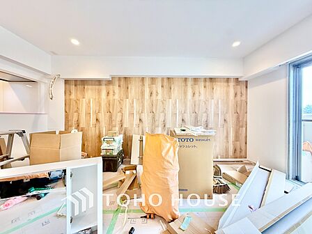 ◆今宵の食卓◆ダウンライトに反射するグラスを眺めながらワインを注ぐ。トクトクと心地いい音をさせながら、フランスの古城を思わせる薫りがたちこめ、とても幸せな時を過ごせる。