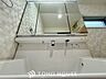 洗面：【Wash basin】十分な大きさの洗面台は収納もさる事ながら、身だしなみチェックや歯磨きなど、朝の慌ただしい時間でもホテルライクなスペースで余裕とゆとりを感じて頂けます。