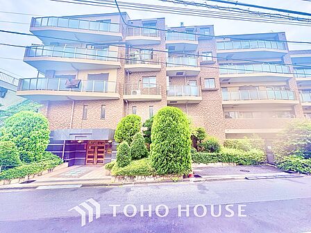 ここはみんなが集い、食事と楽しい会話が始まる場所。話に夢中になりすぎて、ついつい時を忘れ、夜半過ぎになってしまう。そんな束の間の幸せを感じさせてくれます。