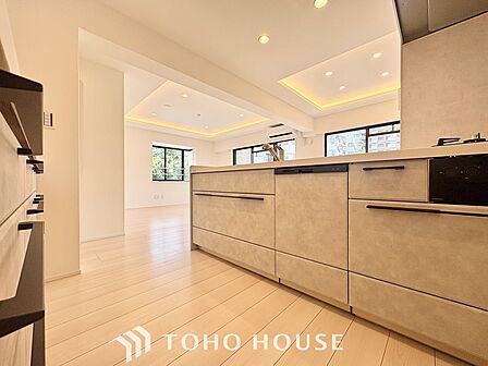 【Kitchen】キッチンは家族の絆を育む大切な空間。シンプルで使い易いSystemKitchenで愉しく作る料理は愛情のある美味しいご馳走に。