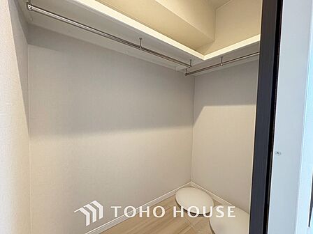 【closet】奥行きのあるクローゼットを採用。衣装ケースや、掃除機といった電化製品まで多くの物を収納できるようなつくりになっております。是非一度、ご自身の目でお確かめ下さい。