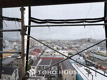 【Blue sky terrace】見上げると、空。時間を忘れ大空を見上げるなんて、いつぶりだろうか。こんなにも広く美しい情景がこの頭上にあったなんて。時間を忘れ、時を知る。