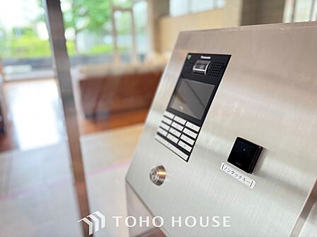 ◆オートロック◆自室の鍵だけではなく、建物内に共用玄関のドアがあり、施錠されているという点がポイント。正しく施錠されていれば居住者以外の侵入を拒むことができます。
