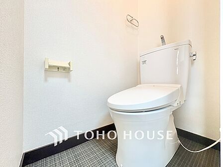 ◆トイレ◆トイレも全て新品に交換されており、清々しく新生活を始めることができます。白基調の清潔感のある空間に生まれ変わりました。
