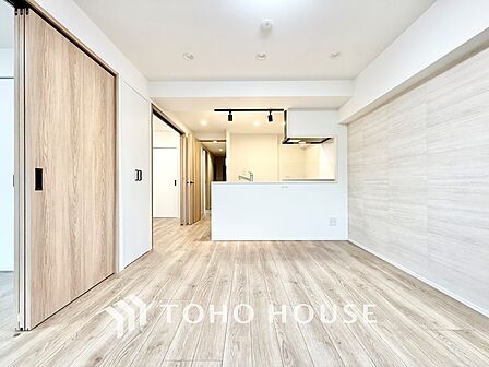 ◆木漏れ日◆の様な採光が優しく足元を照らし、心地いい暮らしの道しるべを写し出す。この空間で過ごす家族との語らいの時間がとても素敵で幸せを感じるかもしれない。