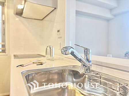 【KITCHEN】◆開放的◆後片付けが楽なシステムキッチン。収納スペースの充実!