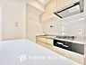 キッチン：【KITCHEN】愛おしい家族との団欒の時間をより一層幸せなものに感じさせる煌びやかなLDK。輝かしい毎日が待っています。