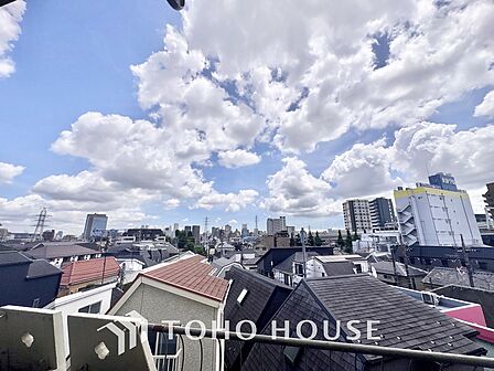 バルコニーからの眺望は開放感にあふれ、心安らぐひととき。