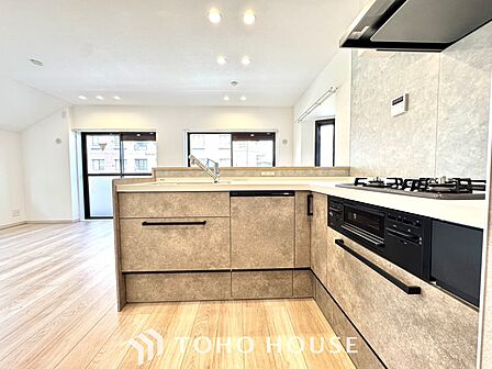 【Kitchen】美しく使いやすいキッチンは油汚れが簡単に拭き取れる素材で加工されており、浄水器シャワーから流す水の音を軽減する静かなシンクを採用。見えないところにさり気ない配慮が嬉しい