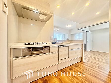 【KITCHEN】愛おしい家族との団欒の時間をより一層幸せなものに感じさせる煌びやかなLDK。輝かしい毎日が待っています。
