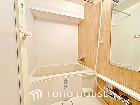 【浴室】《一日の疲れを落としてくれる場所は、落ち着く場所でなければならない》　高級感溢れるカラーと大きさ・柔らかな曲線で構成された半身浴も楽しめるバスタブが心地よさをもたらします。