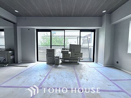 【改装中】居心地のいい暮らしには欠かせない眩い採光。ゆったりとした幅の窓からこの空間に降り注ぐ採光が絶えない。明るいリビングこそ居心地のいい暮らしが待っているのだと思う。