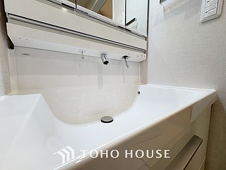 【Wash basin】十分な大きさの洗面台は収納もさる事ながら、身だしなみチェックや歯磨きなど、朝の慌ただしい時間でもホテルライクなスペースで余裕とゆとりを感じて頂けます。